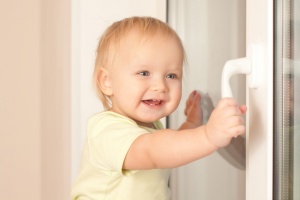 Детские замки на окна: безопасность вашего ребенка