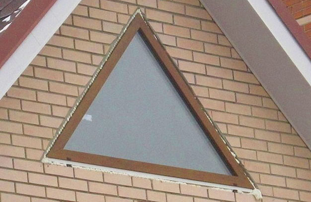 Треугольное ПВХ окно фото 3