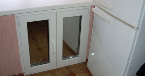 Хрущевский холодильник под окном, фото